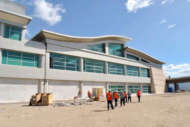 Bir constructio giren işçi, mimar ve inşaatçılar grubu