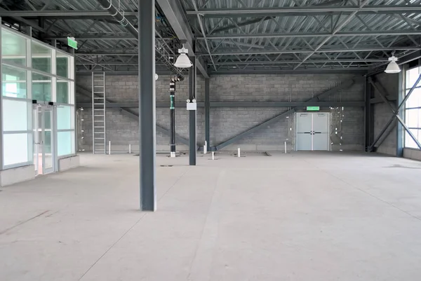 Almacén vacío en construcción con luz natural . — Foto de Stock