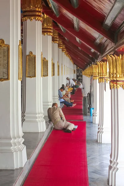 Bangkok, Thailand - April 29, 2014. Group of people resting at Wat Phra Kaew, Temple of the Emerald Buddha. — Stock Photo, Image