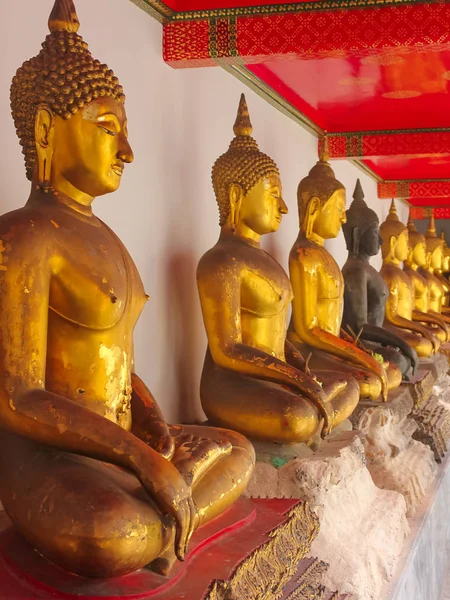 Fila de estatuas de Buda de Oro en Wat Phra Kae, Templo del Buda Esmeralda, Gran Palacio . —  Fotos de Stock