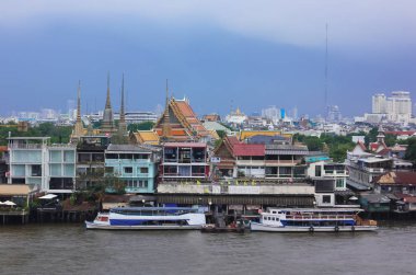 Bangkok, Tayland bazı tekneler ve binalar ile Chao Phraya Nehri.