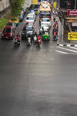 Bangkok, Tayland - 31 Nisan 2014. Bangkok, Tayland kentinde trafik ışığı bekliyor trafik ortasında otomobil ve motosiklet.
