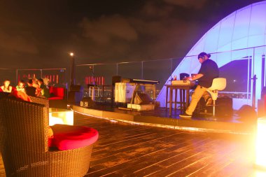 Bangkok, Tayland - 28 Nisan 2014. Disk Jokey veya Dj Bangkok, Tayland bir terasta bir gece dışarı ve iyi bir atmosfer için hazırlanıyor.