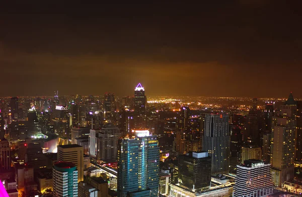 Några byggnader och ljus i staden Bangkok på natten. — Stockfoto