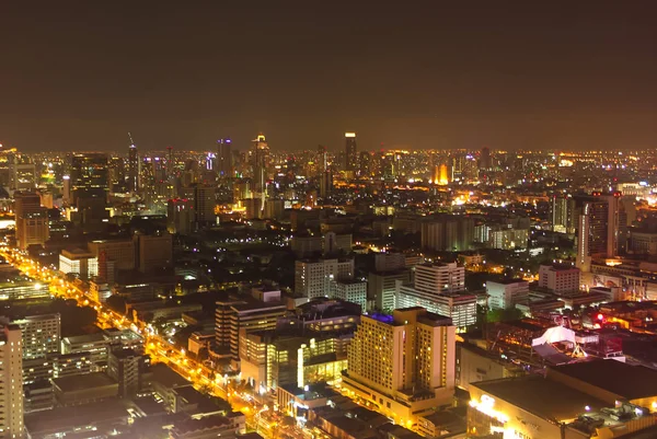 图片显示曼谷市的一些建筑和美丽的灯光在夜间. — 图库照片