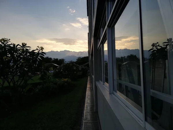 Hermosa Puesta Sol Las Afueras Ciudad Con Una Vista Hacia —  Fotos de Stock