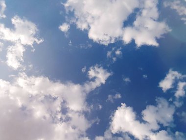 Bulutlar, gökyüzü bulutları arka plan, cloudscape kavramı ile güzel doğa mavi gökyüzü. Şablondaki metin için alan. Boş.