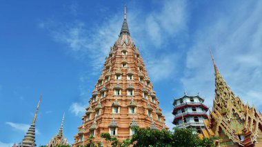 Kanchanaburi, Tayland - 28 Temmuz 2017: Bu Ketkaew Pasart adında bir pagoda. Wat Sua Mağarası, Kanchanaburi, Tayland bulunan. Kopya alanı. mavi gökyüzü ve bulutlar arka plan (Wat Tham Sua)