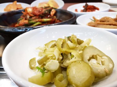 Beyaz plaka üzerinde Kore turşusu üst görünümü, şablondaki metin için boşluk