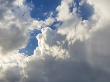 Güneş parlayan mavi gökyüzü ve bulutların güzel doğası, gökyüzü arka plan, cloudscape kavramı, Yukarı bakıyor
