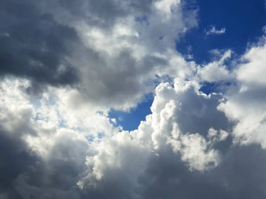 Güneşin parışı, gökyüzü arka planı, cloudscape konsepti ile gökyüzünün ve bulutların dramatik arka planı. Şablondaki metin için alan, Boş, Yukarı Yassı