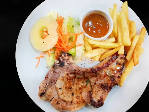 Beyaz tabakta patates kızartması ve salata sebze ile ızgara Domuz dükkanı biftek üst görünümü, Kopya alanı