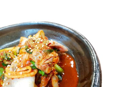 Beyaz arka plan izole siyah plaka susam ile Kore marul turşuüst görünümü, Kimchi kore geleneksel, Şablon metin için Space