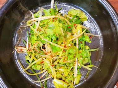 Siyah plaka üzerinde Kore taze papaya turşu üst görünümü, Musaengchae kore geleneksel, Şablon metin için Alan, Baharatlı Kore Turp Salatası