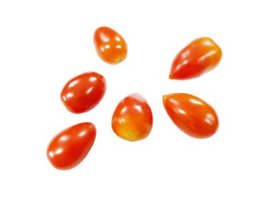 Beyaz arka planda izole kiraz domates üst görünümü (Solanum lycopersicum var. cerasiforme)