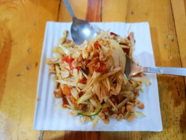 Tay gıda tarzı, Domates ile papaya salatası yakın, karides, biber, fasulye, sabah zafer ve ahşap beyaz tabakta lahana, Copy Space, sağlıklı gıda kavramı, Som Tum Tay geleneksel, Üst görünümü