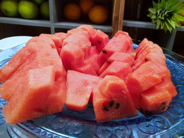 Restoranda tabakta karpuz üst görünümü, Yemeye veya hizmet etmeye hazır (Citrullus lanatus)