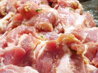 Çiğ et, arka planda dilimlenmiş domuz filetosu manzarası, ızgara veya yemek için taze et.