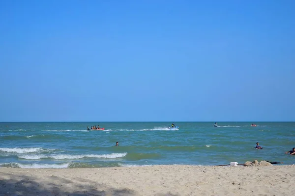 プラチュアップキリカーン 2019年4月20日 チャアムビーチで海を遊ぶ人々 多くの観光客がここに訪問 海景を見る テンプレート内のテキストのためのスペース — ストック写真