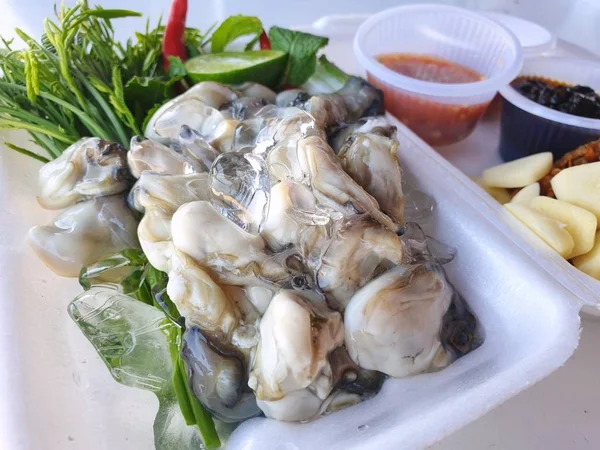 タイの食品スタイル 野菜アカシア レモンスライス フライドオニオン ニンニクとスパイシーなソースと新鮮な牡蠣は 食べるか 提供する準備ができています — ストック写真