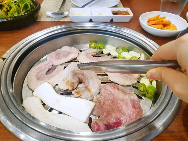 韩国菜风格 大盘烤猪肉 原汁原味蘑菇和甜椒片在餐馆 准备吃 — 图库照片