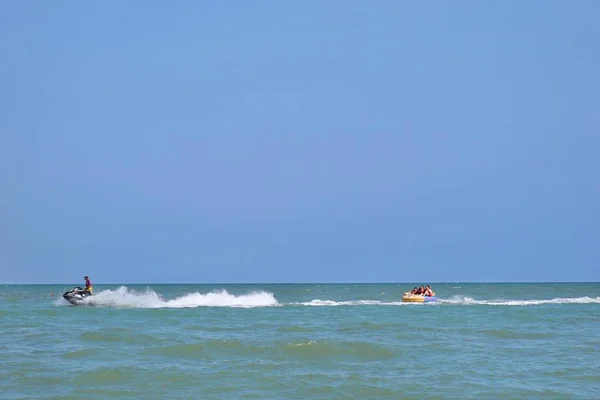 Prachuap Khiri Chán Thajsko Dubna 2019 Lidé Hrající Moře Pláži — Stock fotografie