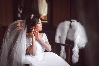 Sandalyedeki güzel gelin