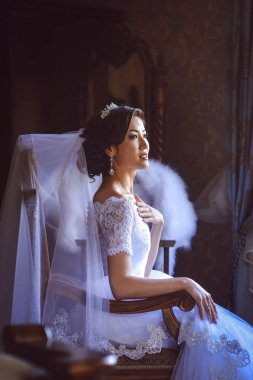 Sandalyedeki güzel gelin