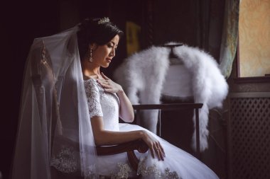 Sandalyedeki güzel gelin