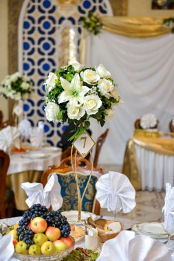 Altın aksan ve Çiçek Aranjmanlar ile düğün resepsiyon masa dekorasyonu