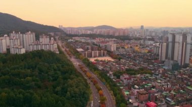Güney Kore 'de Seul 'de yolda 4k araba trafiği
