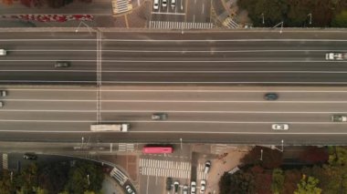 Güney Kore 'de Seul 'de yolda 4k araba trafiği
