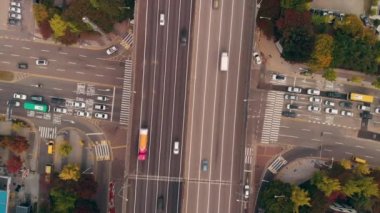 Güney Kore 'de Seul 'de yolda 4k araba trafiği