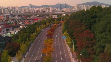 Güney Kore 'de Seul 'de yolda 4k araba trafiği