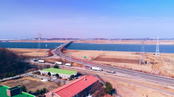 Straßenbrücke Aus Der Luft Über Den Fluss — Stockvideo