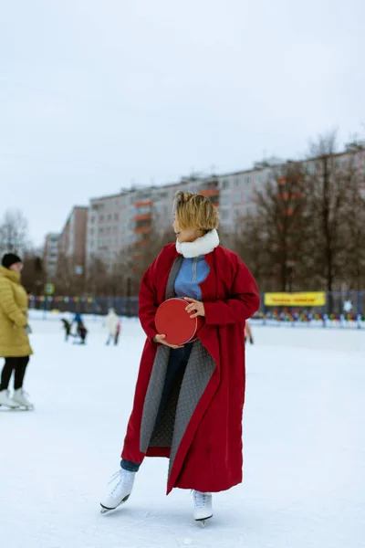 Girl Ice Skating Ice Her Hands Holding Gift Box — Stock Photo, Image