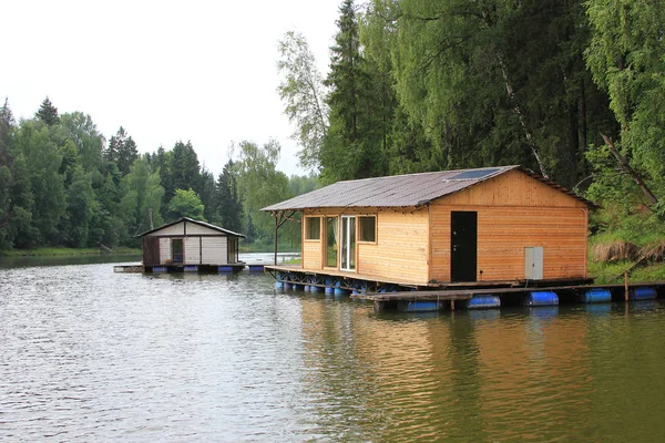 A wooden house near the water. Summer. Relax on the river. Bathh — Stock Photo, Image