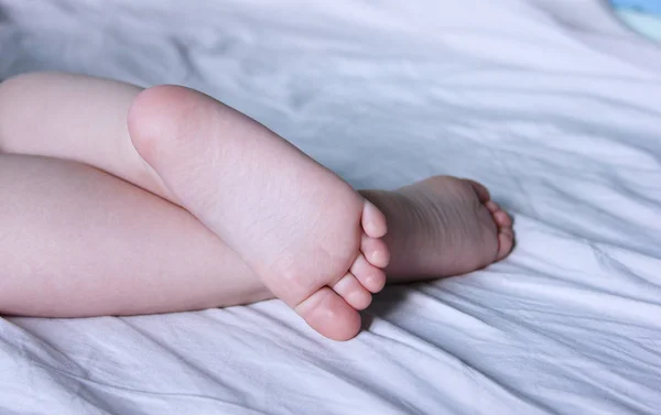 Sevimli bebeğin ayakları. Bebek uyuyor. Closeup