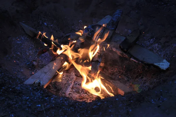 Gece kampta şenlik ateşi