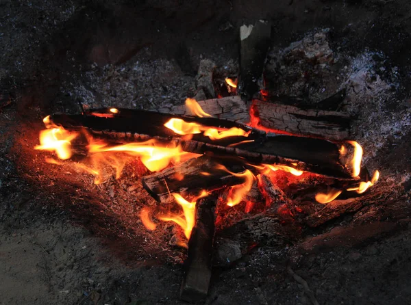 Gece bir şenlik ateşi