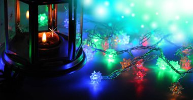 Sihirli yeni yıl çiçekleri ve mumlarla dolu. Xmas arka planı