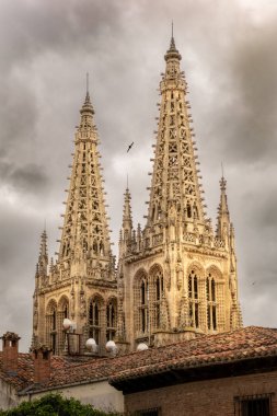 Burgos katedrali bulutlu bir gün towers