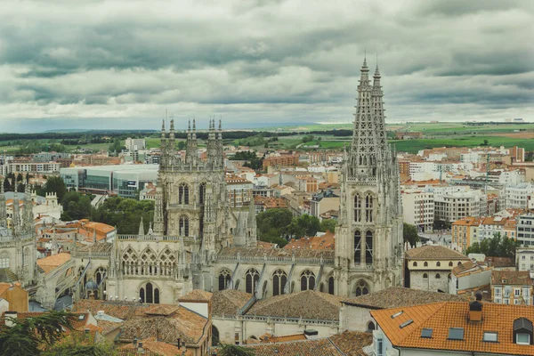 Katedral ve Burgos şehri bulutlu bir gün