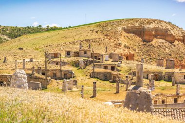 Geleneksel şarap imalathaneleri ile İspanyol köyü (Baltans, Castilla y Leon)
