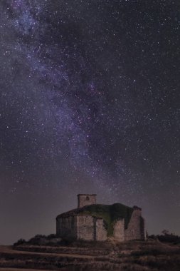 Samanyolu ile geceleri harap kilise