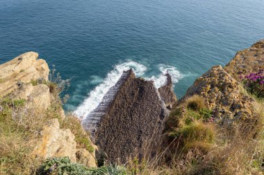 Santander 'in Cantabrian sahilleri. Denizde uçurum.