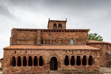 San Esteban Protomartir 'in Roma kilisesi (12. yüzyıldan kalma atari salonu). Pineda de la Sierra, Burgos, Castilla y Leon, İspanya.