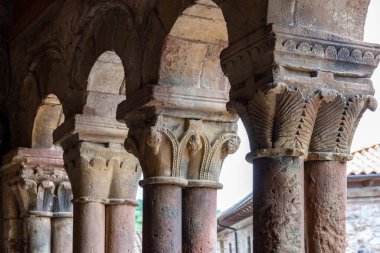 San Esteban Protomartir 'in Roma kilisesi (12. yüzyıldan kalma atari salonu). Pineda de la Sierra, Burgos, Castilla y Leon, İspanya.