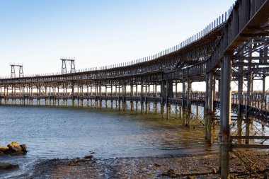 Huelva 'daki Rio Tinto' dan maden cevheri için eski demiryolu iskelesi. Endülüs, İspanya.