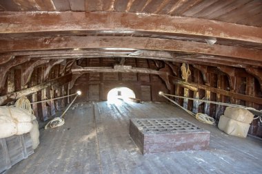 Kristof Kolomb 'un yeni dünyayı keşfetme cesaretini gösterdiği gemi ve karavanlar. La Rabida kervanlarının iskelesinde, Huelva, Endülüs, İspanya